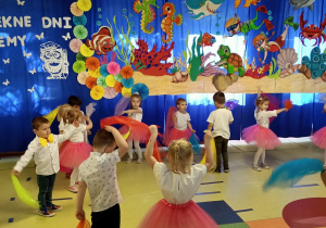 Taniec dzieci na zakończenie roku szkolnego.